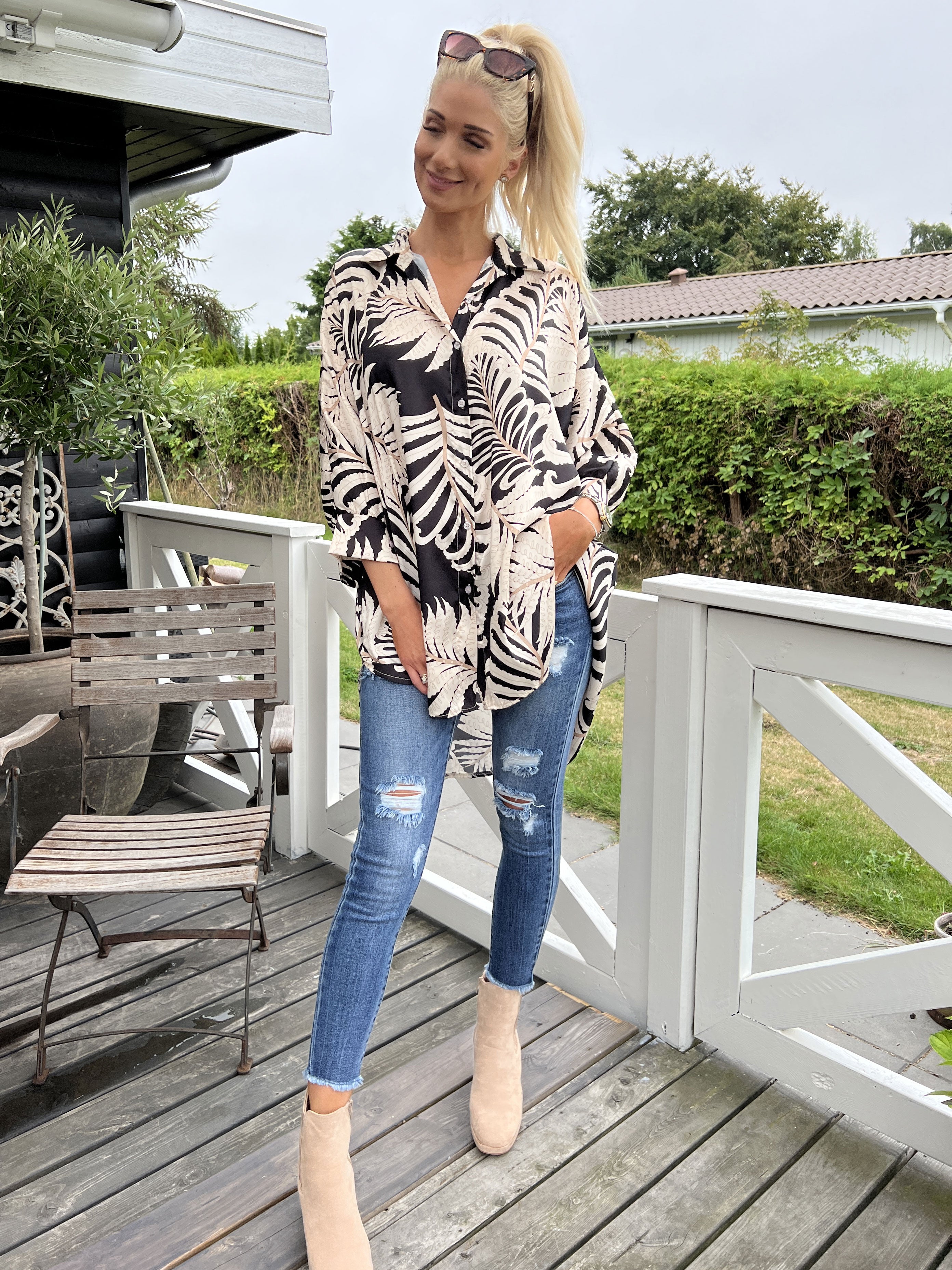 Wilma - Sød mønstret skjortekjole i silkelook